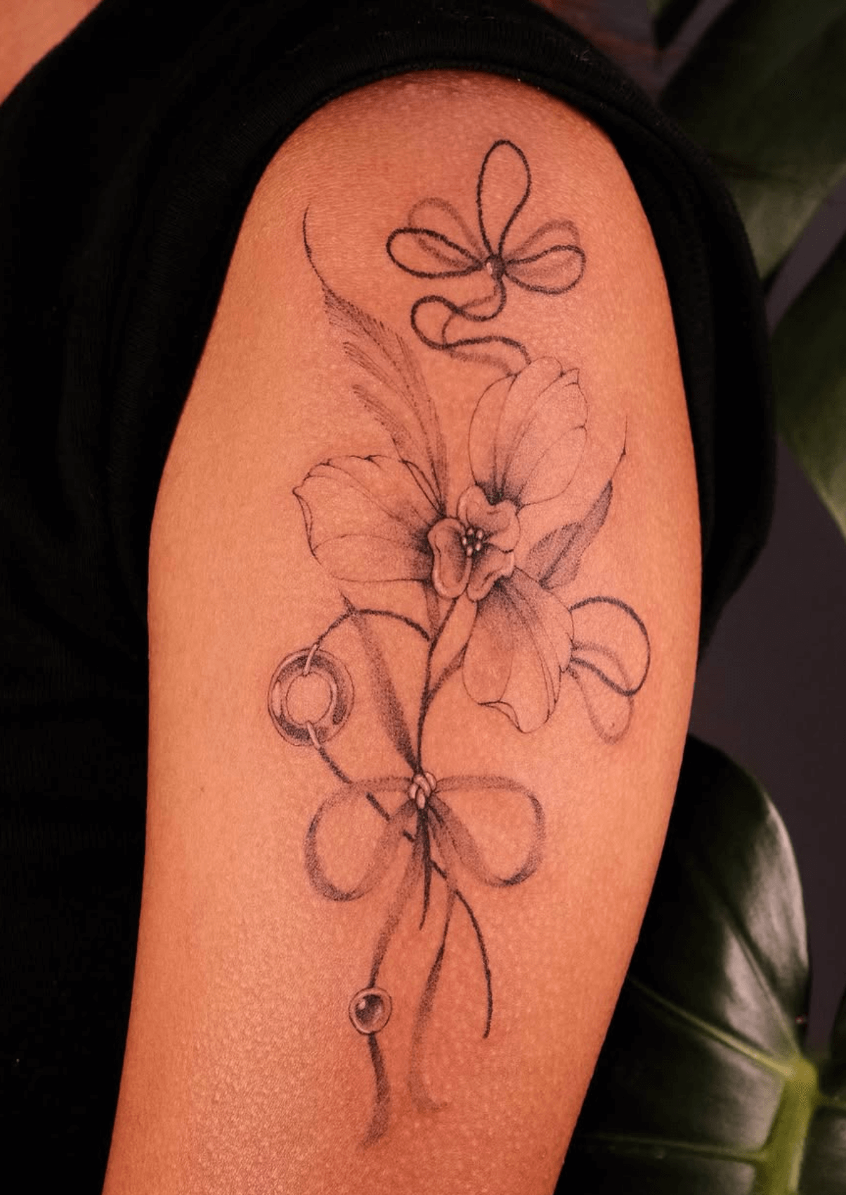 Delicate Floral Ribbon Design